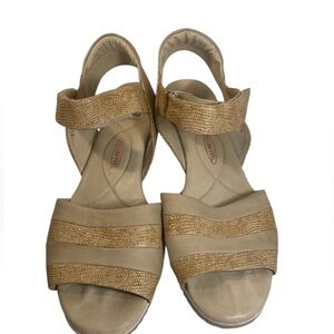 Amalfi by Rangoni Cream & Gold Leather Wedge Sandal Made in Italy Size 9 N EUC